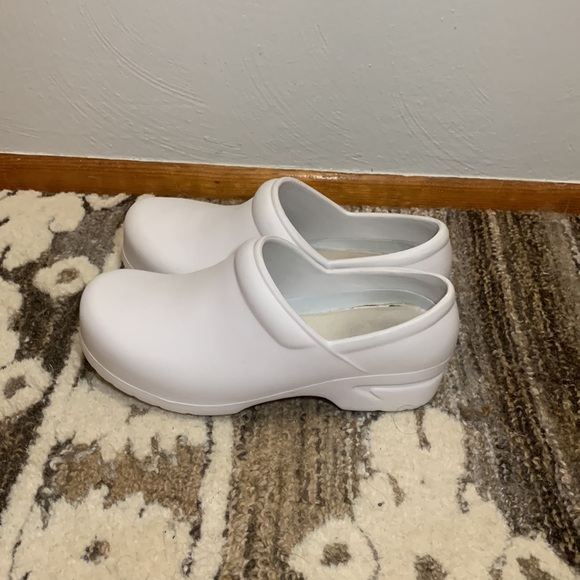 Women’s Slip-Resistant Nurse Clogs - Picture 5 of 8
